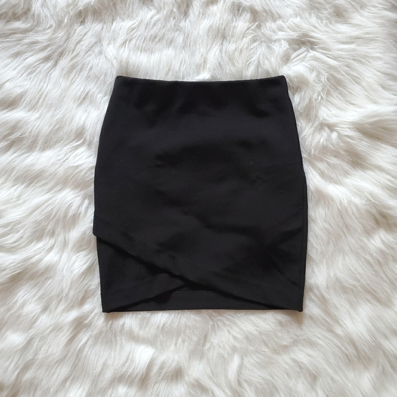 CRISS CROSS BLACK SKIRT - Picture 1 of 2